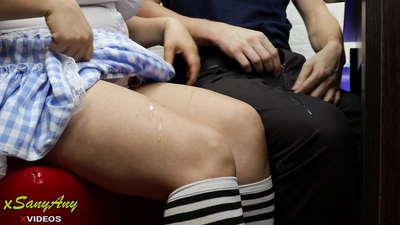 Jovem estudante masturbando-se para colega de escola em casa